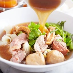 โตสะพานเหล็ก พัทยา