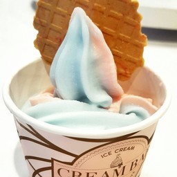 ซอฟท์ครีมรสบลูฮาวายผสมสตรอเบอรี่โยเกิร์ต