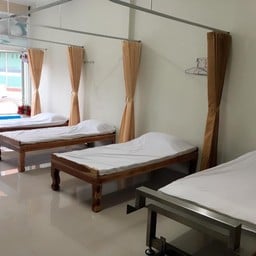 เป็นสถานที่เล็กๆ ครับ เตียงมีไม่มากเท่าไหร่ หากจะมาแนะนำให้โทรจองก่อน 0909695390