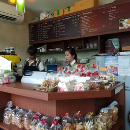 2 พนักงานสาวคอยให้บริการ