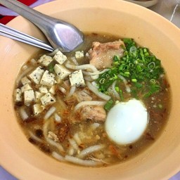 สังเกตเส้นจะใหญ่กว่าทั่วไปค่ะ สำหรับร้านนี้มีไข่ต้มด้วยค่ะ