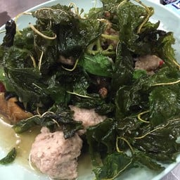 ไข่เยี่ยวม้ากระเพรากรอบ