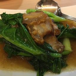 คะน้าหมูกรอบ