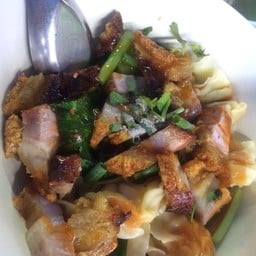 ชายสี่บะหมี่เกี๊ยวบ้านเอื้ออาทรบางโฉลง