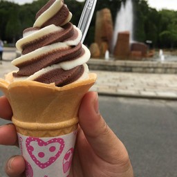 Tomi Soft Cream หน้าสวนทางเข้าปราสาทโอซาก้า