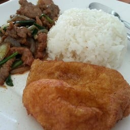 เนื้อผัดพริกไทยดำราดข้าว