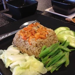 ข้าวผัดน้ำพริกกุ้งเสียบ