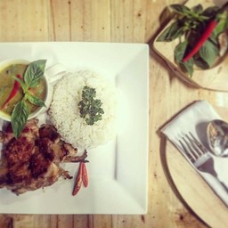 ไก่ย่างรสเด็ด เสริฟพร้อมแกงเขียวหวานและข้ามสวยร้อนๆ อิ่มท้องแบบฟอนๆ