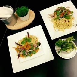 2 รสชาติชวนลองจัดจ้านแบบไทย พร้อมกุ้งตัวโต เส้นเหนียวนุ่มกำลังดี รับรองความอร่อย