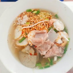 ปั้นเกียวก๋วยเตี๋ยวหมู