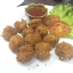 เมนูของฝั่งคาเฟ่เฮาส์แต่มันคือหมูเด้งทอด ระวังสั่งซ้ำกันนะจ๊ะ