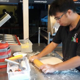 พ่อครัวหนุ่ม เรียนทำพิซซ่ามาโดยเฉพาะ