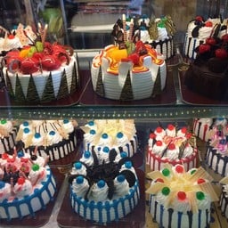 เค้กในตู้เยอะแยะ