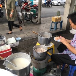 คุณป้านั่งปั้นหมู