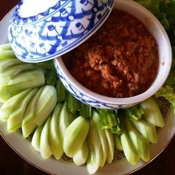 น้ำพริกอ่อง เคียงกับผักสดและแค๊บหมู เข้ากันแบบสุดๆ