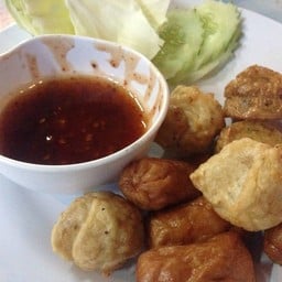 ร้านนี้ทอดลูกชิ้นได้สุขกรอบไม่อมน้ำมันเราสั่งมาทานเล่นระหว่างรอน้ำจิ้มจุ่มเดือด 