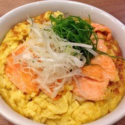 ข้าวไข่เจียวญี่ปุ่นปลาแซลมอน