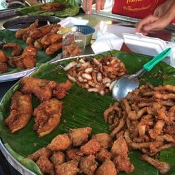 ข้าวหมูทอดโก้งโค้ง