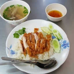 Jae Auan Steamed rice With Chicken Soup .
