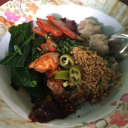 มีหมูแดง หมูกรอบ เกี๊ยว ให้เยอะอร่อยมากกก