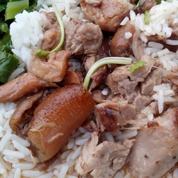 ข้าวขาหมูหน้าโลตัสเมืองสรรค์