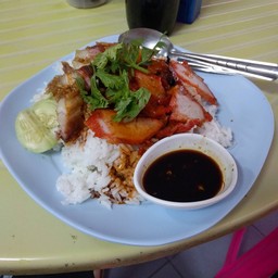 ข้าวหมูแดง​ ใส่หมูกรอบด้วย แบบพิเศษให้เยอะกว่าธรรมดาพอสมควร