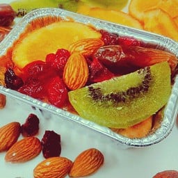 เค้กผลไม้ที่อัดแน่นด้วยผลไม้หลากหลายชนิด เน้นรสชาติเปรี้ยวอมหวาน