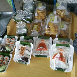 ขนมหวานทานเล่น หลากหลาย วางขายอยู่หน้าร้าน
