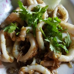 ปลาหมึกกระเทียมพริกไท