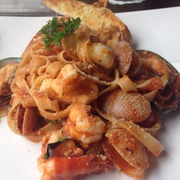 Fettuccine Seafood With Tomato Sauce