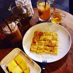 โรตีกล้วยใส่นม + ปังปิ้งเนยน้ำตาล