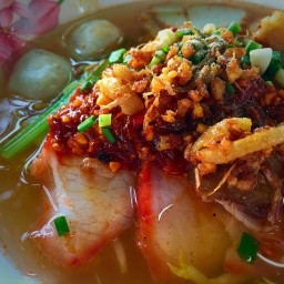 ป้าแดงบะหมี่เกี๊ยว หมูแดง(บะหมี่ไข่)