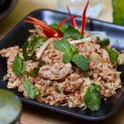 “ลาบมาม่า”