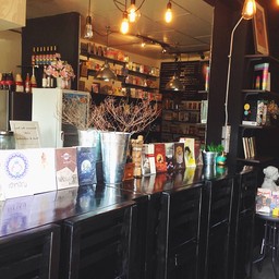 เคาน์เตอร์ดำ ผนังกระจกเงา