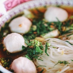 ก๋วยเตี๋ยวขาหมูพลิ้ว (เจ๊แหน่)