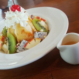 เป็นไอศครีม(เลือกรสได้นะคะ) ล้อมรอบด้วยแผ่นโรตีนุ่มๆ และผลไม้สดนานาชนิด 