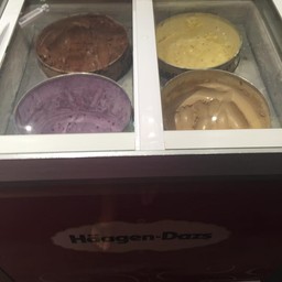 ให้ตักเอง มีท็อปปิ้งเป็นคอนเฟล็ก เยลลี่ ซอสรสต่างๆ