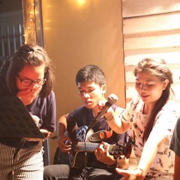 มีดนตรีสดทุกวันศุกร์-เสาร์