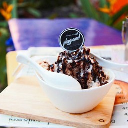 ปังเย็นช๊อคโกแลต ราคา 49.- เพิ่มเติมท๊อปปิ้ง ได้อย่างละ 9 บาท