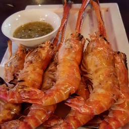 กุ้งแม่น้ำเผาร้อนๆ พร้อมเสริฟ์ จานนี้ ครึ่งกิโล แค่ 400 บาท✔ ฝนเพิ่งหยุดตก นั่งช