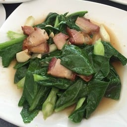 คะน้าหมูกรอบ