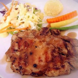 เสต็กมีทั้ง คุโรบุตะ ปลาเซลมอน หมูไก่พริกไทยดำ