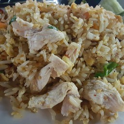 ข้าวผัดต้มยำ : ไก่มาเพียบ เผ็ด จัดจ้าน โดนใจดีเลยจ๊ะ