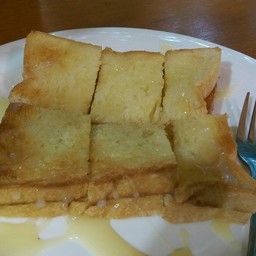 สมราคา ปิ้งมาได้กรอบกำลังดีทั้งแผ่น ฉ่ำเนยพอดีๆ ทานกับนมข้นอร่อยมาก