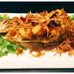 ปลากระพงสดๆ ทอดกรอบพร้อมสุนไพรทอดกรอบราดด้วยซอสมะขามเข้มข้น รับรองอร่อยแน่นอน!!!