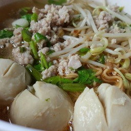 เตี๋ยวหมู เส้นมาม่า 