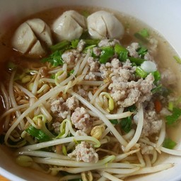 เตี๋ยวหมู เส้นมาม่า 