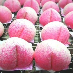 สามารถเลือกไส้ได้ เช่น ไส้ครีม ถั่วดำ ถั่วแดง เผือก งาดำ