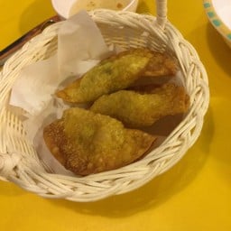 เกี๊ยวหมูกรอบข้างขอบวัง