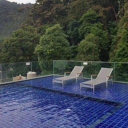 สระว่ายน้ำชั้นดาดฟ้า